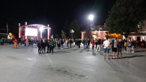 KOMITSKI PROMAŠAJ NA CETINJU: Poluprazan trg i muzika sa razglasa umesto juriša na manastir (FOTO) KOMITSKI PROMAŠAJ NA CETINJU: Poluprazan trg i muzika sa razglasa umesto juriša na manastir (FOTO)