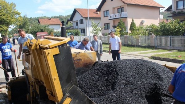 СИГУРНО ЗА ПЕШАКЕ: У Угљевику се гради стаза и тротоар