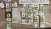 УХАПШЕН ЛАЖНИ ПОЛИЦАЈАЦ: Пронађено готово 100.000 фалсификованих долара УХАПШЕН ЛАЖНИ ПОЛИЦАЈАЦ: Пронађено готово 100.000 фалсификованих долара