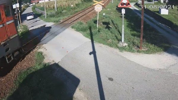 УМАЛО КОБНИ СУДАР СА ВОЗОМ: Железнице Републике Српске учеснике у саобраћају позивају на већи опрез УМАЛО КОБНИ СУДАР СА ВОЗОМ: Железнице Републике Српске учеснике у саобраћају позивају на већи опрез