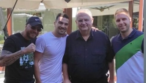 КОМИТА ЧАНАК СА СИНОМ БРАНА МИЋУНОВИЋА: Ево како се лидер Лиге социјалдемократа Војводине провео на Цетињу КОМИТА ЧАНАК СА СИНОМ БРАНА МИЋУНОВИЋА: Ево како се лидер Лиге социјалдемократа Војводине провео на Цетињу