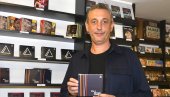 ПОЗНАТИ ЏЕЗЕР ЗАОКРУЖИО 20 ГОДИНА РАДА: Ненад Василић представио компилацију ПОЗНАТИ ЏЕЗЕР ЗАОКРУЖИО 20 ГОДИНА РАДА: Ненад Василић представио компилацију