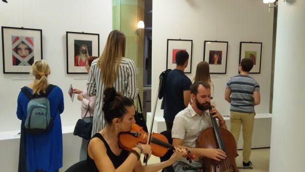 ЦРВЕНО НА ФОТОГРАФИЈИ: Премијера изложбе Еда Иглича у Параћину (ФОТО) ЦРВЕНО НА ФОТОГРАФИЈИ: Премијера изложбе Еда Иглича у Параћину (ФОТО)