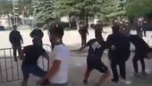 КОМИТЕ ПРАВЕ ХАОС НА ЦЕТИЊУ: Руше заштитне ограде, полиција немо гледа (ВИДЕО) КОМИТЕ ПРАВЕ ХАОС НА ЦЕТИЊУ: Руше заштитне ограде, полиција немо гледа (ВИДЕО)