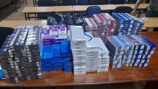 ЗАПЛЕЊЕНО 1.700 ПАКЛИЦА У КРАЉЕВУ: Полиција спречила шверц цигарета, возачу следи кривична пријава ЗАПЛЕЊЕНО 1.700 ПАКЛИЦА У КРАЉЕВУ: Полиција спречила шверц цигарета, возачу следи кривична пријава