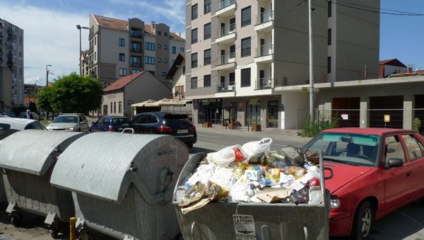 НИКЛА ДИВЉА ДЕПОНИЈА: Хаос иза „белих зграда“ у Бијељини (ФОТО) НИКЛА ДИВЉА ДЕПОНИЈА: Хаос иза „белих зграда“ у Бијељини (ФОТО)