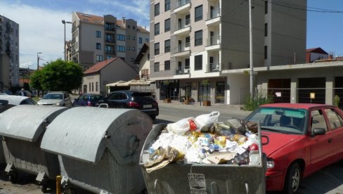НИКЛА ДИВЉА ДЕПОНИЈА: Хаос иза „белих зграда“ у Бијељини (ФОТО) НИКЛА ДИВЉА ДЕПОНИЈА: Хаос иза „белих зграда“ у Бијељини (ФОТО)