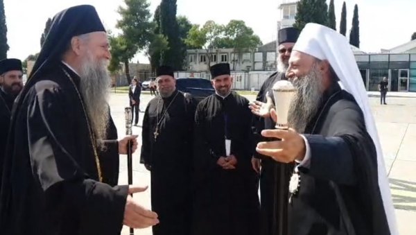 БРАТСКИ ЗАГРЉАЈ, СЛИКА ГОВОРИ ВИШЕ ОД 1.000 РЕЧИ: Патријарх Порфирије слетео у Подгорицу, дочекао га митрополит Јоаникије! (ВИДЕО) БРАТСКИ ЗАГРЉАЈ, СЛИКА ГОВОРИ ВИШЕ ОД 1.000 РЕЧИ: Патријарх Порфирије слетео у Подгорицу, дочекао га митрополит Јоаникије! (ВИДЕО)