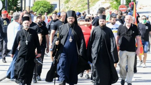 KOM LI SE BOGU MOLE? Miraševi raspopi uz huligane koji prave haos na Cetinju (VIDEO) KOM LI SE BOGU MOLE? Miraševi raspopi uz huligane koji prave haos na Cetinju (VIDEO)