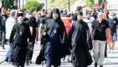 KOM LI SE BOGU MOLE? Miraševi raspopi uz huligane koji prave haos na Cetinju (VIDEO) KOM LI SE BOGU MOLE? Miraševi raspopi uz huligane koji prave haos na Cetinju (VIDEO)