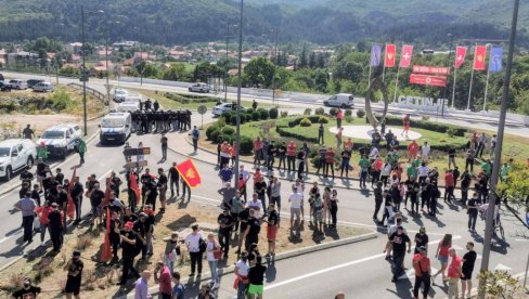 KOMITE I DALJE NA BARIKADAMA: Veliki broj policajaca čuva manastir na Cetinju KOMITE I DALJE NA BARIKADAMA: Veliki broj policajaca čuva manastir na Cetinju