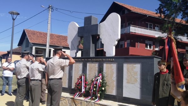СВЕЧАНО ОТКРИВЕН СПОМЕНИК КОД ПАРАЋИНА: Мештани Буљана се одужили палим ратницима од 1912. до 1918. године (ФОТО) СВЕЧАНО ОТКРИВЕН СПОМЕНИК КОД ПАРАЋИНА: Мештани Буљана се одужили палим ратницима од 1912. до 1918. године (ФОТО)