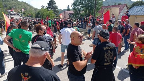 RAZDOR MEĐU KOMITAMA: Huligani se posvađali među sobom! (FOTO/VIDEO) RAZDOR MEĐU KOMITAMA: Huligani se posvađali među sobom! (FOTO/VIDEO)