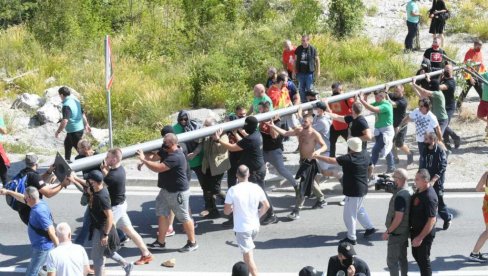 KOMITE RUŠE BANDERE: Izbila tuča na Cetinju! (VIDEO) KOMITE RUŠE BANDERE: Izbila tuča na Cetinju! (VIDEO)