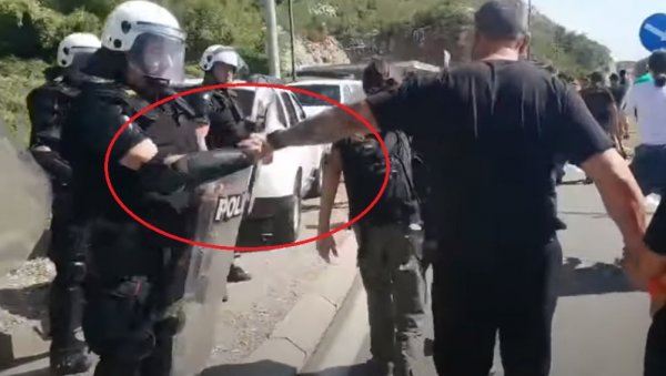 КРИВОКАПИЋЕВА ПОЛИЦИЈА УЗ КОМИТЕ: Спустили штитове, поздрављају се са хулиганима (ВИДЕО) КРИВОКАПИЋЕВА ПОЛИЦИЈА УЗ КОМИТЕ: Спустили штитове, поздрављају се са хулиганима (ВИДЕО)