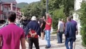 SRAMAN PRIZOR NA CETINJU: Komita na ulici sa čekićem u rukama! (FOTO/VIDEO)