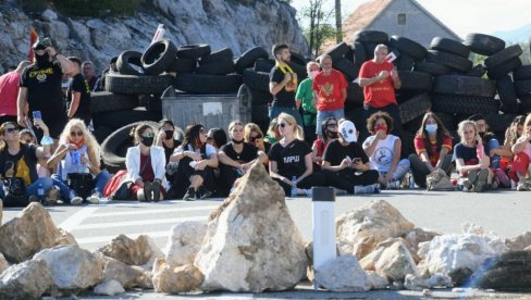 KOMITAMA ŽENE ČUVAJU BARIKADU: Sraman potez organizatora protesta, kriju se iza guma dok im devojke sede ispred policije (FOTO) KOMITAMA ŽENE ČUVAJU BARIKADU: Sraman potez organizatora protesta, kriju se iza guma dok im devojke sede ispred policije (FOTO)