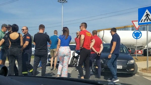 БРУКА БИВШЕГ МИНИСТРА: Шеховић покушао да спречи народ да оде на дочек патријарха Порфирија! (ВИДЕО) БРУКА БИВШЕГ МИНИСТРА: Шеховић покушао да спречи народ да оде на дочек патријарха Порфирија! (ВИДЕО)