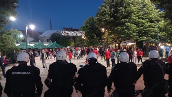МИРНО ИСПРЕД ЦЕТИЊСКОГ МАНАСТИРА: Полиција на тргу код двора краља Николе, градом се ори музика и чује скандирање (ФОТО+ВИДЕО)) МИРНО ИСПРЕД ЦЕТИЊСКОГ МАНАСТИРА: Полиција на тргу код двора краља Николе, градом се ори музика и чује скандирање (ФОТО+ВИДЕО))
