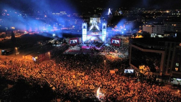 ВЕЛИЧАНСТВЕН ПРИЗОР У ПОДГОРИЦИ: Хиљаде верника дочекале патријарха и митрополита (ФОТО) ВЕЛИЧАНСТВЕН ПРИЗОР У ПОДГОРИЦИ: Хиљаде верника дочекале патријарха и митрополита (ФОТО)