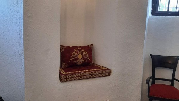 СВЕТИ ТРОН ЧЕКА МИТРОПОЛИТА: Спремно почасно архијерејско место у Цетињском манастиру СВЕТИ ТРОН ЧЕКА МИТРОПОЛИТА: Спремно почасно архијерејско место у Цетињском манастиру