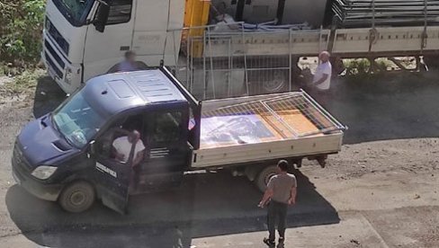 ОДНЕЛИ ОГРАДУ И ТАБЛУ ИЗ БЛОКА 37: Извођач радова у Новом Београду уклонио преостали грађевински инвентар ОДНЕЛИ ОГРАДУ И ТАБЛУ ИЗ БЛОКА 37: Извођач радова у Новом Београду уклонио преостали грађевински инвентар