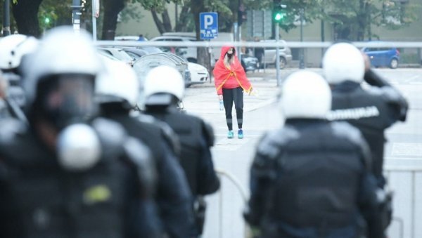 ФАЈРОНТ ЗА КОМИТЕ: Полиција истерала Мирашеве распопе из кафане на Цетињу ФАЈРОНТ ЗА КОМИТЕ: Полиција истерала Мирашеве распопе из кафане на Цетињу