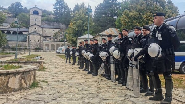 ПОСЕБНЕ ПОЛИЦИЈСКЕ СНАГЕ ИСПРЕД МАНАСТИРА: Слике са Цетиња које вернике не остављају равнодушнима (ФОТО/ВИДЕО) ПОСЕБНЕ ПОЛИЦИЈСКЕ СНАГЕ ИСПРЕД МАНАСТИРА: Слике са Цетиња које вернике не остављају равнодушнима (ФОТО/ВИДЕО)