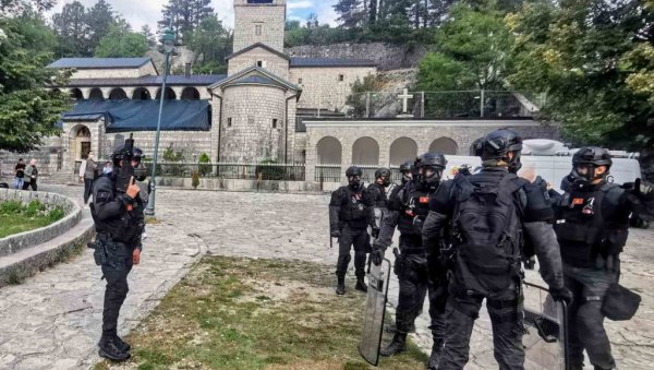 ПРИПАДНИЦИ САЈ СТИГЛИ ПРЕД ЦЕТИЊСКИ МАНАСТИР: Дуге цеви, панцири и гас маске - под пуном опремом (ФОТО) ПРИПАДНИЦИ САЈ СТИГЛИ ПРЕД ЦЕТИЊСКИ МАНАСТИР: Дуге цеви, панцири и гас маске - под пуном опремом (ФОТО)