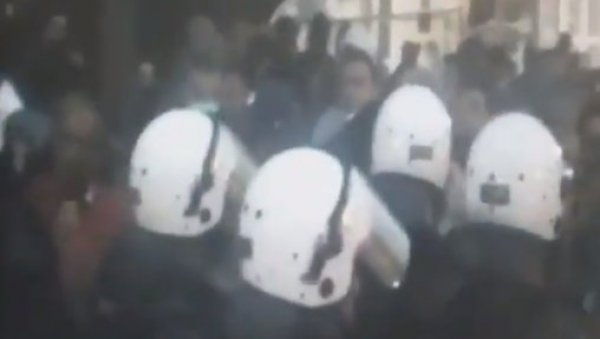 ВЕЉОВИЋ ПРЕДВОДИО НАПАД НА ПОЛИЦАЈЦЕ: Дритан објавио снимак јуриша! (ВИДЕО) ВЕЉОВИЋ ПРЕДВОДИО НАПАД НА ПОЛИЦАЈЦЕ: Дритан објавио снимак јуриша! (ВИДЕО)