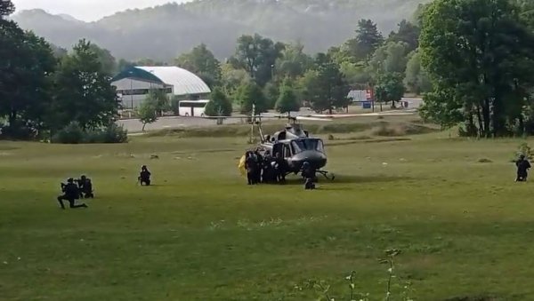 ПОГЛЕДАЈТЕ КАКО ЈЕ ПАТРИЈАРХ СЛЕТЕО НА ЦЕТИЊЕ: Порфирије и Јоаникије дочекани уз аплаузе и звона и повике ДОСТОЈАН! (ВИДЕО) ПОГЛЕДАЈТЕ КАКО ЈЕ ПАТРИЈАРХ СЛЕТЕО НА ЦЕТИЊЕ: Порфирије и Јоаникије дочекани уз аплаузе и звона и повике ДОСТОЈАН! (ВИДЕО)