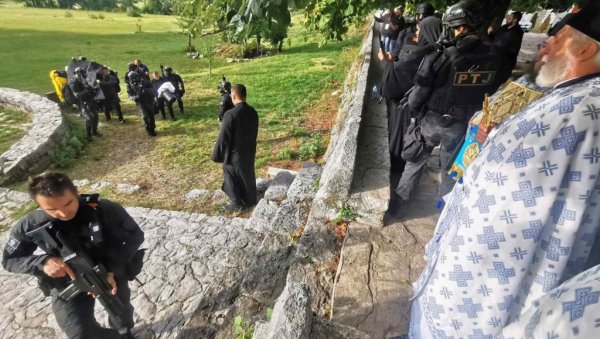 ВИДЕО ЗАБЕЛЕЖЕН ИСПРЕД МАНАСТИРА: Ексклузивни снимци патријарха и митрополита на Цетињу (ВИДЕО) ВИДЕО ЗАБЕЛЕЖЕН ИСПРЕД МАНАСТИРА: Ексклузивни снимци патријарха и митрополита на Цетињу (ВИДЕО)