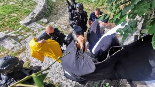 ЕКСКЛУЗИВНЕ ФОТОГРАФИЈЕ: Прве слике патријарха и митрополита на Цетињу (ФОТО) ЕКСКЛУЗИВНЕ ФОТОГРАФИЈЕ: Прве слике патријарха и митрополита на Цетињу (ФОТО)