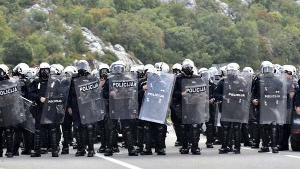 ПОЛИЦИЈА СУЗАВЦЕМ РАСТЕРАЛА КОМИТЕ: И даље се чују детониције са барикада (ВИДЕО) ПОЛИЦИЈА СУЗАВЦЕМ РАСТЕРАЛА КОМИТЕ: И даље се чују детониције са барикада (ВИДЕО)