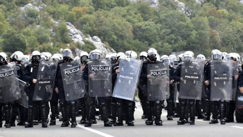 POLICIJA SUZAVCEM RASTERALA KOMITE: I dalje se čuju detonicije sa barikada (VIDEO) POLICIJA SUZAVCEM RASTERALA KOMITE: I dalje se čuju detonicije sa barikada (VIDEO)