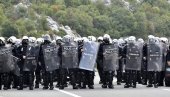 POLICIJA SUZAVCEM RASTERALA KOMITE: I dalje se čuju detonicije sa barikada (VIDEO) POLICIJA SUZAVCEM RASTERALA KOMITE: I dalje se čuju detonicije sa barikada (VIDEO)