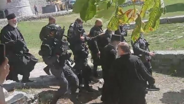 ПАТРИЈАРХ И МИТРОПОЛИТ ОДЛЕТЕЛИ У ПОДГОРИЦУ: Под јаким обезбеђењем изашли из манастира, хеликоптер надлеће Цетиње (ФОТО/ВИДЕО) ПАТРИЈАРХ И МИТРОПОЛИТ ОДЛЕТЕЛИ У ПОДГОРИЦУ: Под јаким обезбеђењем изашли из манастира, хеликоптер надлеће Цетиње (ФОТО/ВИДЕО)
