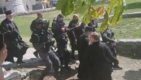 PATRIJARH I MITROPOLIT ODLETELI U PODGORICU: Pod jakim obezbeđenjem izašli iz manastira, helikopter nadleće Cetinje (FOTO/VIDEO) PATRIJARH I MITROPOLIT ODLETELI U PODGORICU: Pod jakim obezbeđenjem izašli iz manastira, helikopter nadleće Cetinje (FOTO/VIDEO)