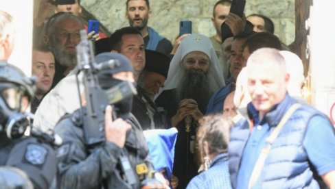 DUGE CEVI I KRSTOVI: Milov ekstremizam izazvao nerealne scene ispred Cetinjskog manastira nakon ustoličenja (FOTO/VIDEO) DUGE CEVI I KRSTOVI: Milov ekstremizam izazvao nerealne scene ispred Cetinjskog manastira nakon ustoličenja (FOTO/VIDEO)