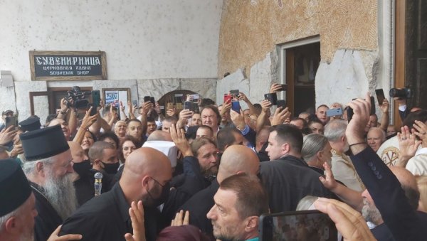 ОВО ЈЕ БИО БИБЛИЈСКИ ДОГАЂАЈ! Патријарх и митрополит се обратили народу у Подгорици ОВО ЈЕ БИО БИБЛИЈСКИ ДОГАЂАЈ! Патријарх и митрополит се обратили народу у Подгорици
