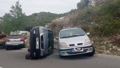 RASTURENE KOMITSKE BARIKADE: Pogledajte haos koji su ostavili iza sebe - prevrnuti automobili, spaljene gume (VIDEO) RASTURENE KOMITSKE BARIKADE: Pogledajte haos koji su ostavili iza sebe - prevrnuti automobili, spaljene gume (VIDEO)