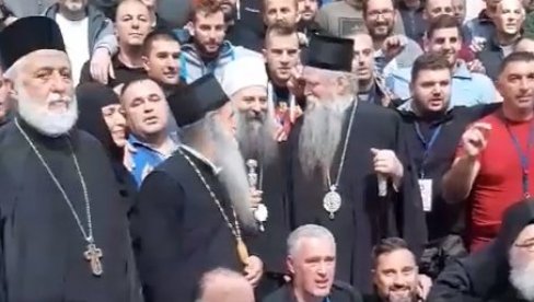 NE DAMO SVETINJE: Orilo se na Cetinju posle ustoličenja mitropolita Joanikija (VIDEO) NE DAMO SVETINJE: Orilo se na Cetinju posle ustoličenja mitropolita Joanikija (VIDEO)