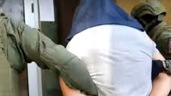 СПЕКТАКУЛАРНА АКЦИЈА ПОЛИЦИЈЕ У НОВОМ САДУ: Погледајте снимак хапшења осумњичених за убиство ММА борца (ВИДЕО) СПЕКТАКУЛАРНА АКЦИЈА ПОЛИЦИЈЕ У НОВОМ САДУ: Погледајте снимак хапшења осумњичених за убиство ММА борца (ВИДЕО)