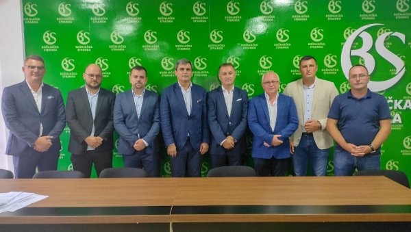ЂУКАНОВИЋ СПРЕМА ТРОЈАНСКОГ КОЊА! Наставља се осипање Бошњачке странке Црне Горе - део чланства неће у загрљај с Милом ЂУКАНОВИЋ СПРЕМА ТРОЈАНСКОГ КОЊА! Наставља се осипање Бошњачке странке Црне Горе - део чланства неће у загрљај с Милом