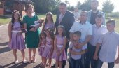 DODIK KRSTIO DEVETORO ĐURIĆA: Srpski član Predsedništva BiH kumovao višečlanoj porodici iz Gradiške (FOTO)