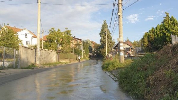МУКЕ МЕШТАНА КАЛУЂЕРИЦЕ: Отпадне воде теку низ улице, за мање од месец дана канализација пробила на истом месту МУКЕ МЕШТАНА КАЛУЂЕРИЦЕ: Отпадне воде теку низ улице, за мање од месец дана канализација пробила на истом месту