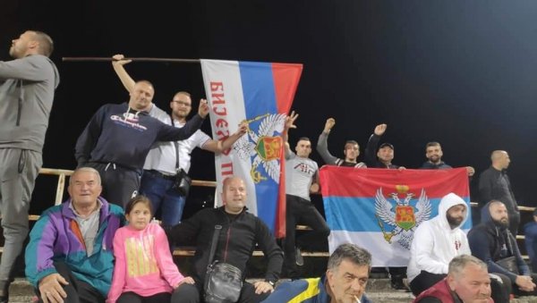 СКАНДАЛ НА ФУДБАЛСКОЈ УТАКМИЦИ У БИЈЕЛОМ ПОЉУ: Делегат прекидао утакмицу због црногорске заставе СКАНДАЛ НА ФУДБАЛСКОЈ УТАКМИЦИ У БИЈЕЛОМ ПОЉУ: Делегат прекидао утакмицу због црногорске заставе