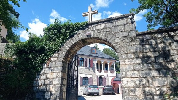 НОВОСТИ НА ЦЕТИЊУ ДАН НАКОН УСТОЛИЧЕЊА: Ево каква је тренутно ситуација - монаси настављају живот у молитви (ФОТО) НОВОСТИ НА ЦЕТИЊУ ДАН НАКОН УСТОЛИЧЕЊА: Ево каква је тренутно ситуација - монаси настављају живот у молитви (ФОТО)