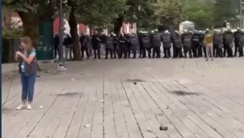 СРАМНО ПОНАШАЊЕ АКТИВИСТКИЊА КОМИТА НА ЦЕТИЊУ: Испливао ужасан снимак - најсрамније увреде на рачун верника и СПЦ (ВИДЕО) СРАМНО ПОНАШАЊЕ АКТИВИСТКИЊА КОМИТА НА ЦЕТИЊУ: Испливао ужасан снимак - најсрамније увреде на рачун верника и СПЦ (ВИДЕО)