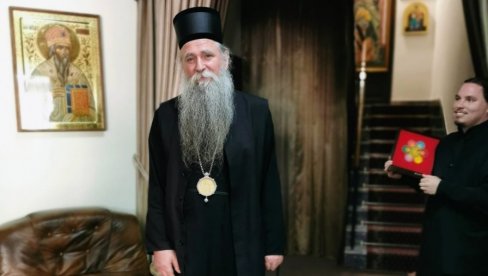 ЛАЖУ ДА САМ СЕ СА ПАНЦИРОМ УСТОЛИЧАВАО: Новости са митрополитом Јоаникијем на Цетињу (ФОТО) ЛАЖУ ДА САМ СЕ СА ПАНЦИРОМ УСТОЛИЧАВАО: Новости са митрополитом Јоаникијем на Цетињу (ФОТО)